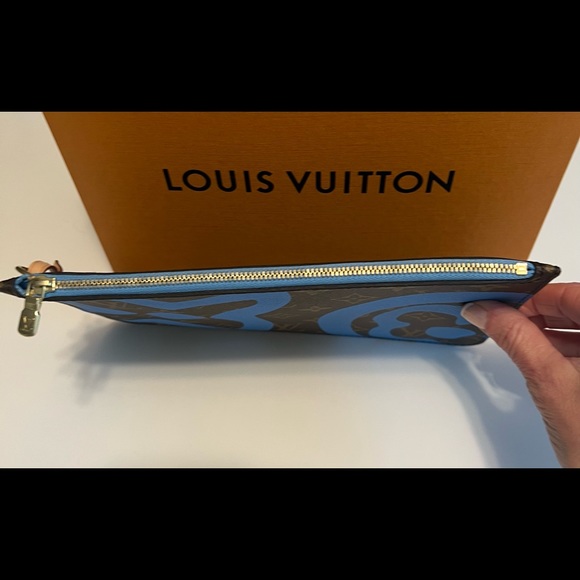 Louis Vuitton Tahitienne Cities Destination Mykonos zip pouch💙💙 - Picture 9 of 11